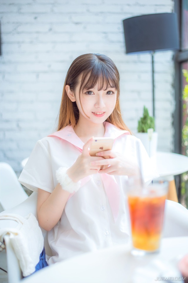友谊是美酒，年份越久越醇香浓厚；友谊是焰火，在高处绽放才愈是美丽；友谊是鲜花，送之于人手有余香。
